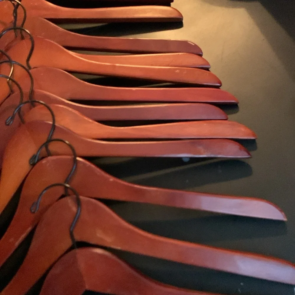 Set of 16 wooden hangers - Picture 2 of 4